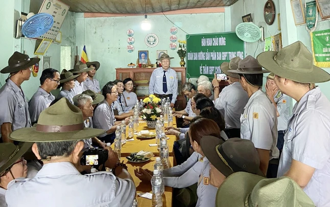 Huynh trưởng cấp Dũng Tâm Giới-Phan Ngọc Thảo thăm hỏi đơn vị Chơn Thiện (H.Bình Sơn) Huynh trưởng cấp Dũng Tâm Giới-Phan Ngọc Thảo thăm hỏi đơn vị Chơn Thiện (H.Bình Sơn)