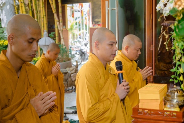 Đại đức Thích Minh Ân, trụ trì chùa Minh Đạo, Hóa chủ trường hạ tác bạch cúng dường