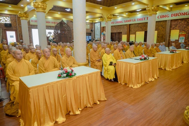 Chư Tăng Ni Phật giáo quận thính pháp