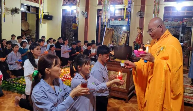 Đại đức Thích Nhuận Độ thức hiện nghi thức truyền đăng thắp nến cầu nguyện Đại đức Thích Nhuận Độ thức hiện nghi thức truyền đăng thắp nến cầu nguyện