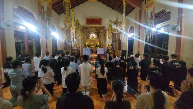 Các em học sinh về chùa dự lễ cầu nguyện Các em học sinh về chùa dự lễ cầu nguyện