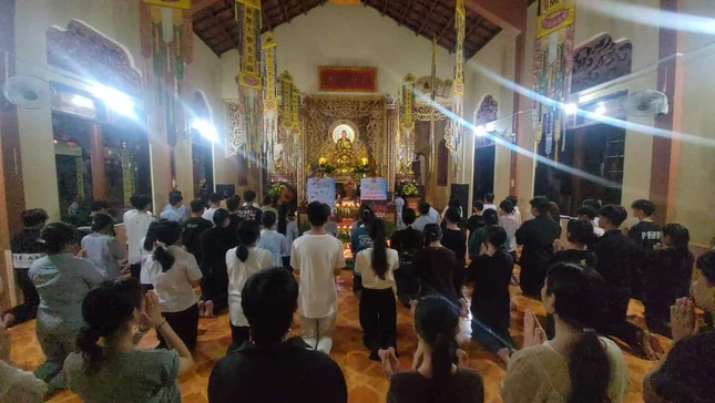 Các em học sinh về chùa dự lễ cầu nguyện Các em học sinh về chùa dự lễ cầu nguyện