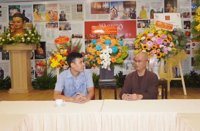 Thượng tọa Thích Chúc Phú thay mặt chư tôn đức Ban Biên tập Báo Giác Ngộ tiếp đoàn