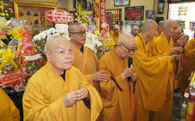 Chư tôn đức Hội đồng Chứng minh, Hội đồng Trị sự dâng hương tưởng niệm Trưởng lão Hòa Thượng Thích Minh Trực Chư tôn đức Hội đồng Chứng minh, Hội đồng Trị sự dâng hương tưởng niệm Trưởng lão Hòa Thượng Thích Minh Trực