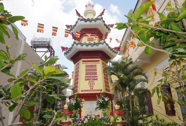 Bảo tháp Bát Nhã tưởng niệm Hòa thượng Thích Minh Trực tại tổ đình Phật Bửu Bảo tháp Bát Nhã tưởng niệm Hòa thượng Thích Minh Trực tại tổ đình Phật Bửu