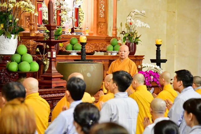 Hòa thượng Thích Lệ Trang thay mặt Ban Chức sự trường hạ tri ân đến đoàn