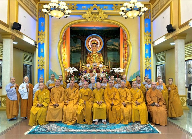 Chụp ảnh lưu niệm tại tổ đình Từ Nghiêm