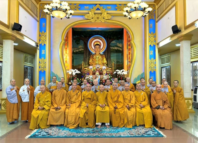 Chụp ảnh lưu niệm tại tổ đình Từ Nghiêm