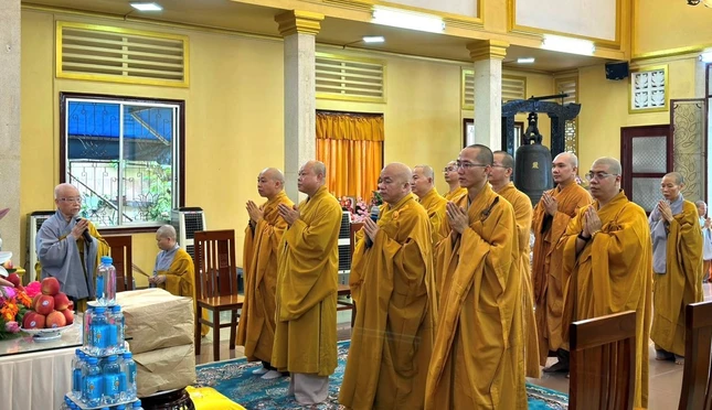 Đoàn cúng dường trường hạ tổ đình Từ Nghiêm