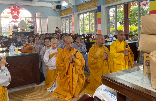 Thượng tọa Thích Thiện Từ cùng Tăng Ni và Phật tử cúng dường tại trường hạ chùa Dược Sư Thượng tọa Thích Thiện Từ cùng Tăng Ni và Phật tử cúng dường tại trường hạ chùa Dược Sư