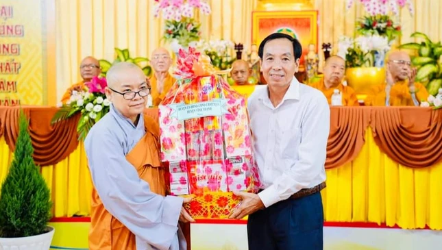 Đại diện chư hành giả Ni nhận quà