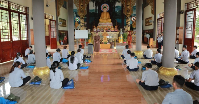 Thượng tọa Thích Chiếu Ý, Phó ban Trị sự kiêm Trưởng ban Hướng dẫn Phật tử tỉnh Đắk Nông khuyến tấn đến trại sinh