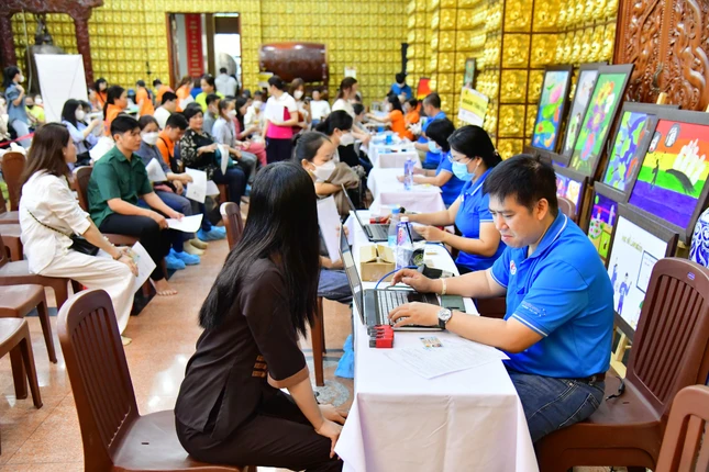 Gần 400 người đến chùa Giác Ngộ hiến máu cứu người sáng 1-7-2023