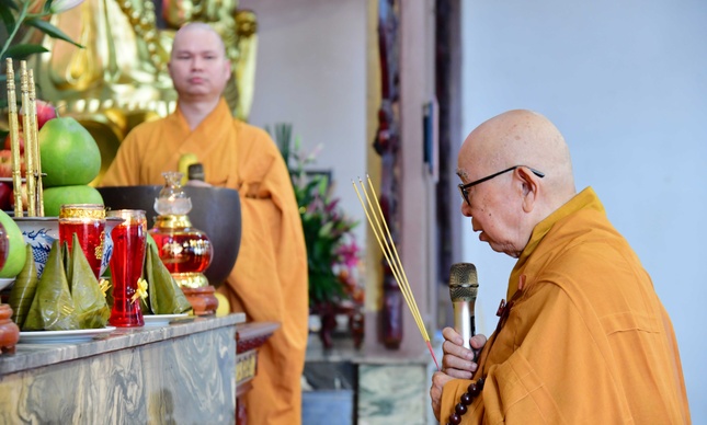 Trưởng lão Hòa thượng Thích Như Tín, Ủy viên Thường trực Hội đồng Chứng minh thực hiện nghi thức niêm hương, bạch Phật