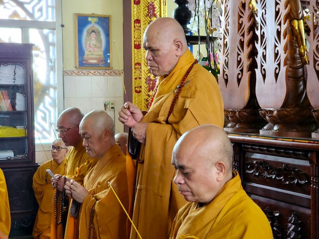 Niêm hương bạch Phật