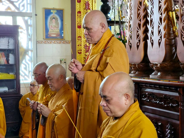 Niêm hương bạch Phật Niêm hương bạch Phật