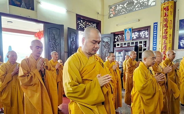 Chư Tăng trong khóa lễ bố-tát Chư Tăng trong khóa lễ bố-tát