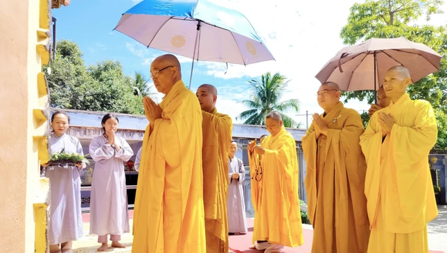 Chư tôn đức Ban Thường trực Ban Trị sự GHPGVN tỉnh Bình Thuận do Hòa thượng Thích Minh Nhật, Ủy viên Hội đồng Trị sự, Trưởng ban Trị sự kiêm Trưởng ban Tăng sự GHPGVN tỉnh dâng hương tưởng niệm cố Hòa thượng Thích Minh Nghĩa