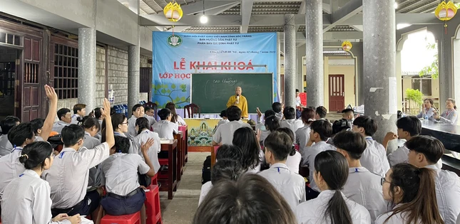 Sau khóa lễ khai giảng các bậc học vào bài học đầu tiên