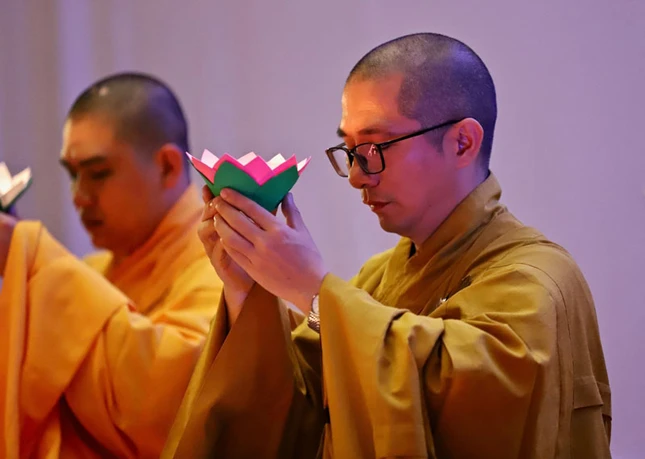 Đêm hoa đăng tri ân cha mẹ