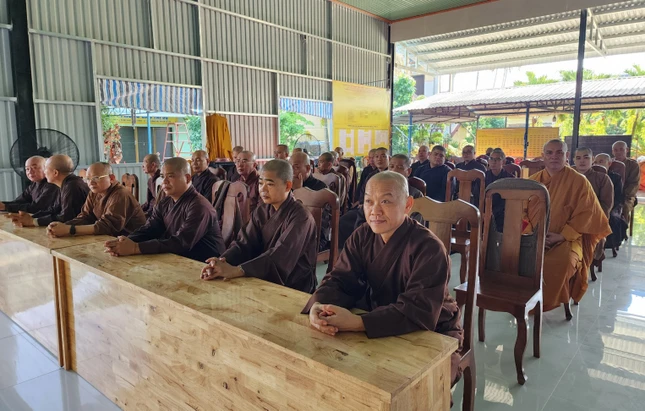 Chư Tăng nghe chuyên đề