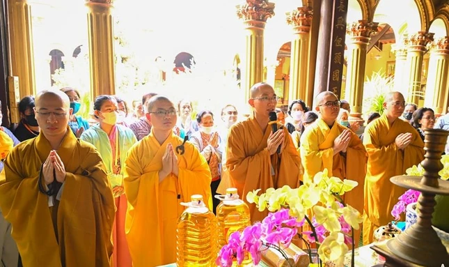 Đại đức Thích Thị Vinh cùng chư tôn đức tác bạch cúng dường