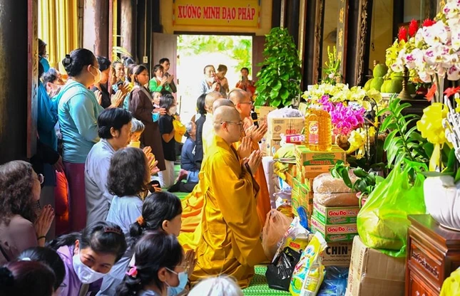 Gieo duyên lành với Tam bảo