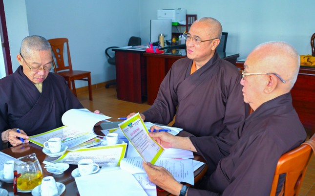 Hòa thượng Thích Huệ Thông chủ trì phiên họp