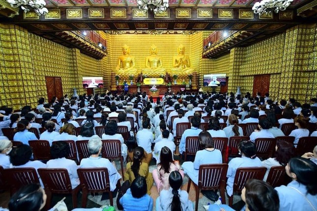 Sư cô Giác Lệ Hiếu thuyết giảng