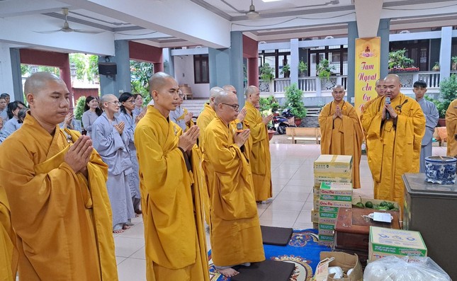 Đoàn cúng dường tại trường hạ thiền viện Quảng Đức Đoàn cúng dường tại trường hạ thiền viện Quảng Đức