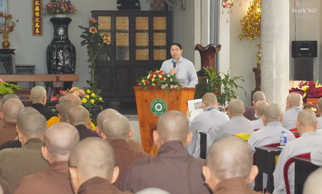 Ông Nguyễn Trí Dũng, Phó Bí thư Quận ủy, Chủ tịch Ủy ban Nhân dân quận Gò Vấp thông tin tình hình kinh tế, xã hội trên địa bàn