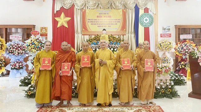 Chư tôn đức nhận quyết định chuẩn y nhân sự từ Thượng tọa Thích Lệ Lạc