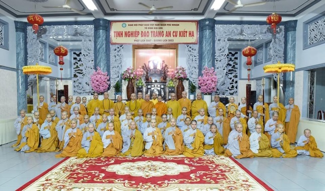 Thượng tọa Thích Minh Nhựt, Trưởng ban Trị sự GHPGVN Q.Phú Nhuận đã thay lời cho Thường trực Ban Trị sự, Ban Chức sự, chư Tăng Ni an cư tại Phật giáo Phú Nhuận tri ân chư tôn thiền đức giáo phẩm lãnh đạo Ban Trị sự GHPGVN TP.HCM đến thăm, cúng dường các hạ trường