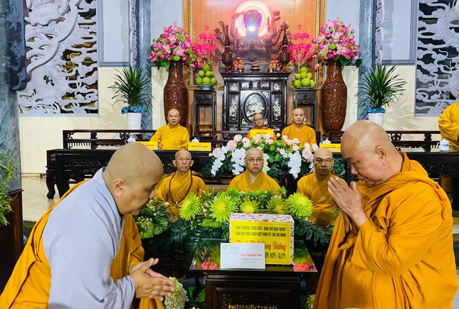 Đoàn cúng dường tịnh tài, phẩm vật đến trường hạ chùa Kim Sơn