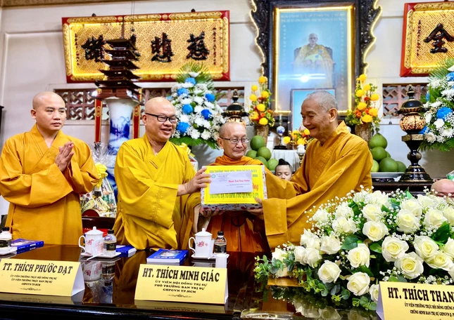 Đoàn cúng dường trường hạ đến Trưởng lão Hòa thượng Thích Thanh Hùng