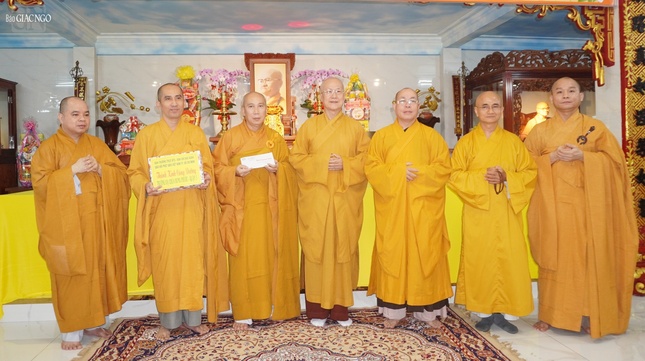 Chư tôn đức Ban Trị sự TP.HCM trao tịnh tài, tịnh vật cúng dường đến trường hạ chùa Hưng Phước