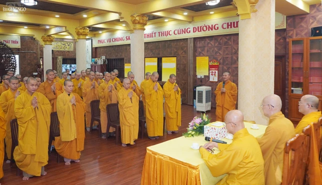 Thượng tọa Thích Minh Duyên, Phó ban Trị sự GHPGVN Q.3 thay mặt Ban Chức sự trường hạ phát biểu cảm tạ