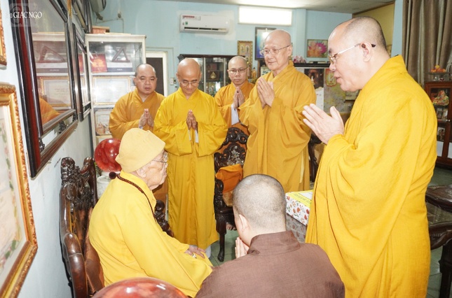 Thượng tọa Thích Đạt Đức thay mặt đoàn tác bạch cúng dường đến Đại lão Hòa thượng Thích Hiển Tu, Phó Pháp chủ Hội đồng Chứng minh, Chứng minh trường hạ chùa Xá Lợi, cùng chư hành giả an cư tại đây