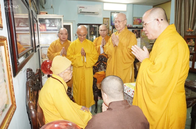 Thượng tọa Thích Đạt Đức thay mặt đoàn tác bạch cúng dường đến Đại lão Hòa thượng Thích Hiển Tu, Phó Pháp chủ Hội đồng Chứng minh, Chứng minh trường hạ chùa Xá Lợi, cùng chư hành giả an cư tại đây