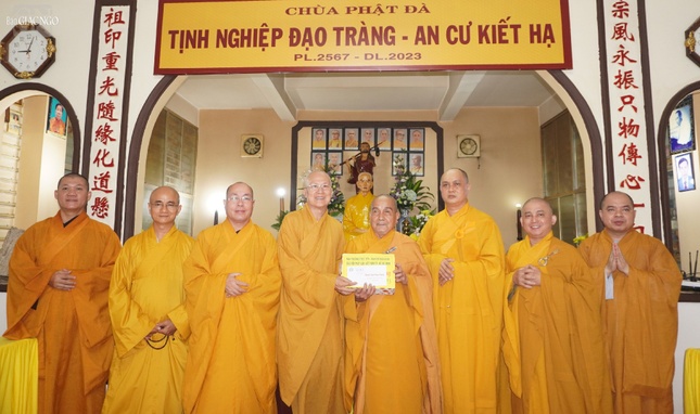 Chư tôn đức trao cúng dường đến trường hạ chùa Phật Đà do Hòa thượng Thích Minh Hiền, Thiền chủ trường hạ đón nhận