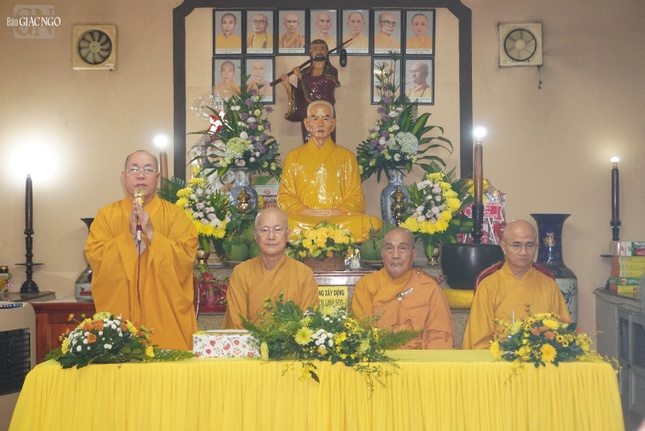 Thượng tọa Thích Đạt Đức đại diện đoàn Ban Trị sự TP.HCM hỏi thăm, sách tấn đến hành giả và Phật tử tại trường hạ chùa Phật Đà