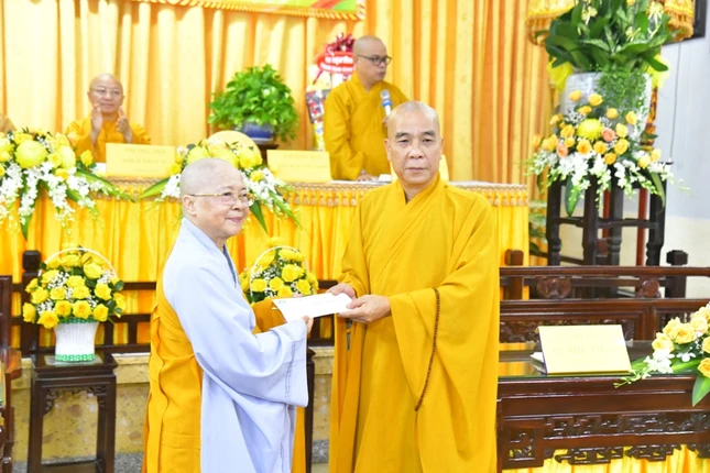 Thượng tọa Thích Quảng Chơn đại diện Ban Thường trực TP trao tịnh tài cúng dường trường hạ chùa Pháp Võ