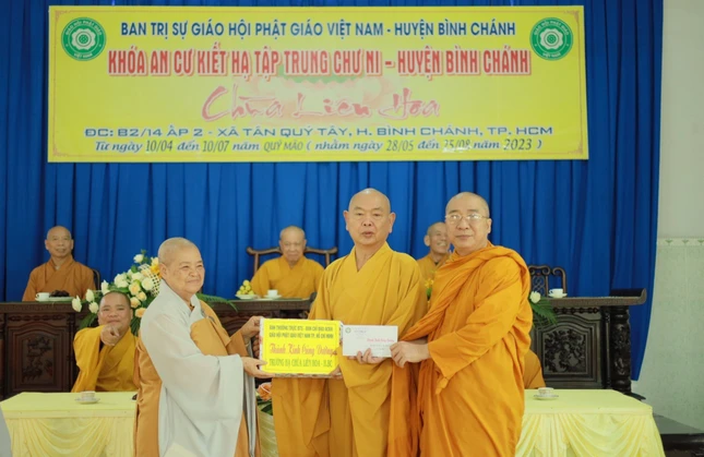 Chư tôn đức trao cúng dường đến hành giả an cư tại chùa Liên Hoa