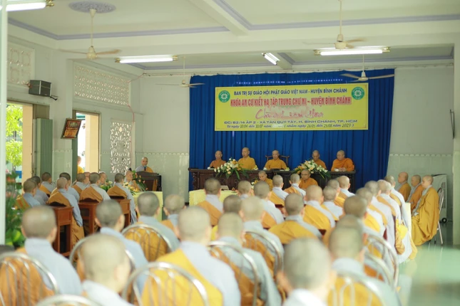 Đoàn thăm cúng dường trường hạ chùa Liên Hoa