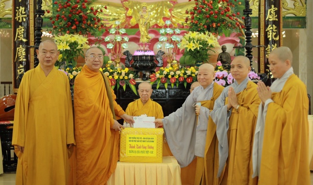 Chư tôn đức trao cúng dường đến trường hạ chùa Phước Thiện, H.Bình Chánh