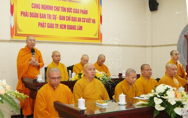 Chư tôn đức đoàn Ban Thường trực Ban Trị sự GHPGVN TP thăm hỏi và sách tấn đến hành giả an cư tại thiền viện Thiên Phước