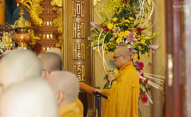 "Đặc biệt, sau khi chư hành giả các trường hạ Bố-tát theo luật, chư Tăng tập trung tại Văn Phòng Ban Trị sự - chùa Minh Đạo để sinh hoạt Tăng sự chung mùa an cư"- Đại đức Thích Thiện Châu, Phó Thường trực Ban Trị sự GHPGVN Q.3 cho biết