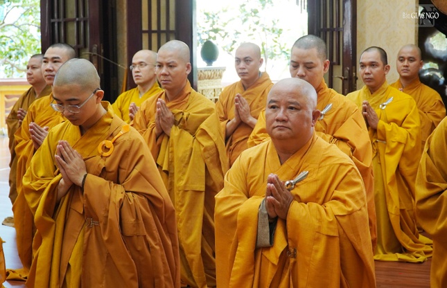 Được ở chung với Tăng thân, được con mắt Tăng soi sáng, nuôi dưỡng và làm lớn mạnh nguồn mạch tâm linh của chính bản thân mình. Trường hạ trở thành một mảnh đất gieo trồng thiện pháp, nuôi lớn giới thân huệ mạng