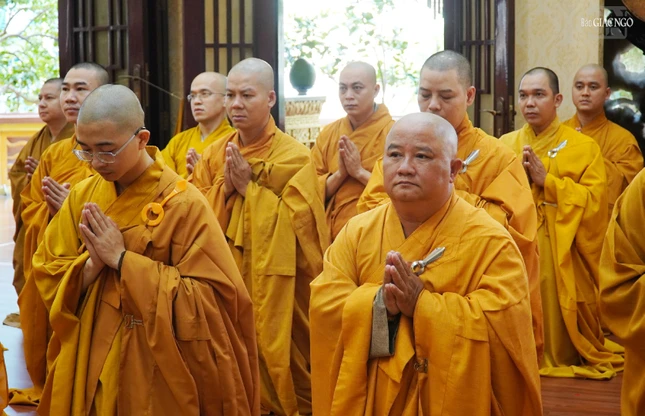 Được ở chung với Tăng thân, được con mắt Tăng soi sáng, nuôi dưỡng và làm lớn mạnh nguồn mạch tâm linh của chính bản thân mình. Trường hạ trở thành một mảnh đất gieo trồng thiện pháp, nuôi lớn giới thân huệ mạng