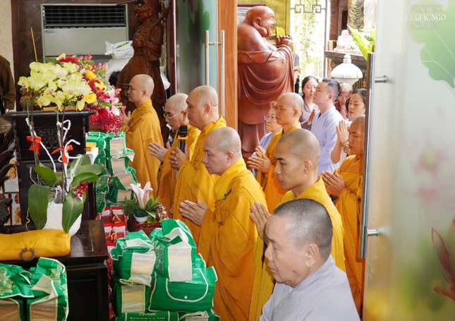 Chư tôn đức các tự viện TP.HCM và các tỉnh lân cận, cùng Phật tử tác bạch cúng dường hành giả an cư tại trường hạ chùa Minh Đạo